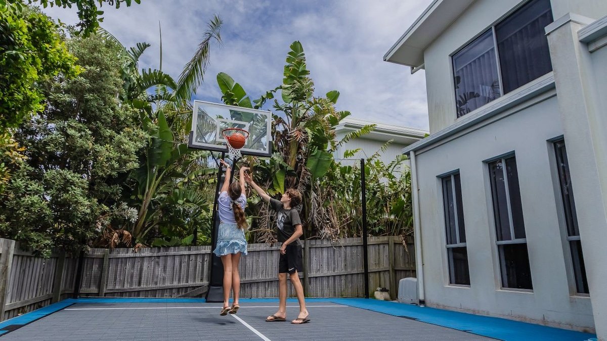 Sirius- Heated pool, 50m to Beach, basketball crt gallery image 4