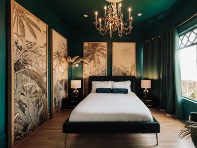 Luxe Victorian Retreat • Walk to Downtown