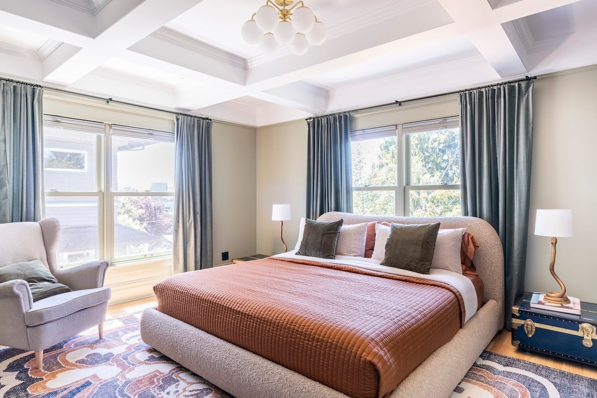 Quintessential Foursquare w/stunning roof terrace gallery image 2