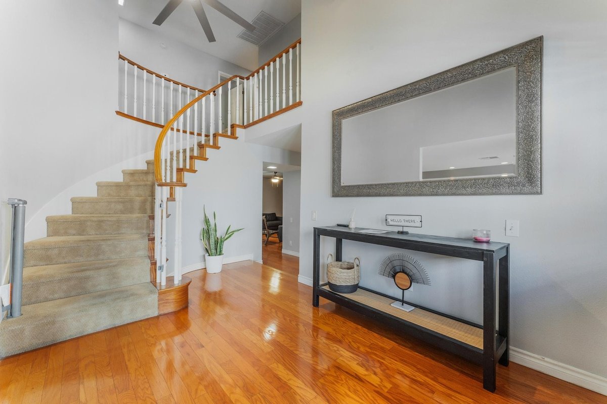 5bedroom By Strip & Airport w/ King Beds! gallery image 3