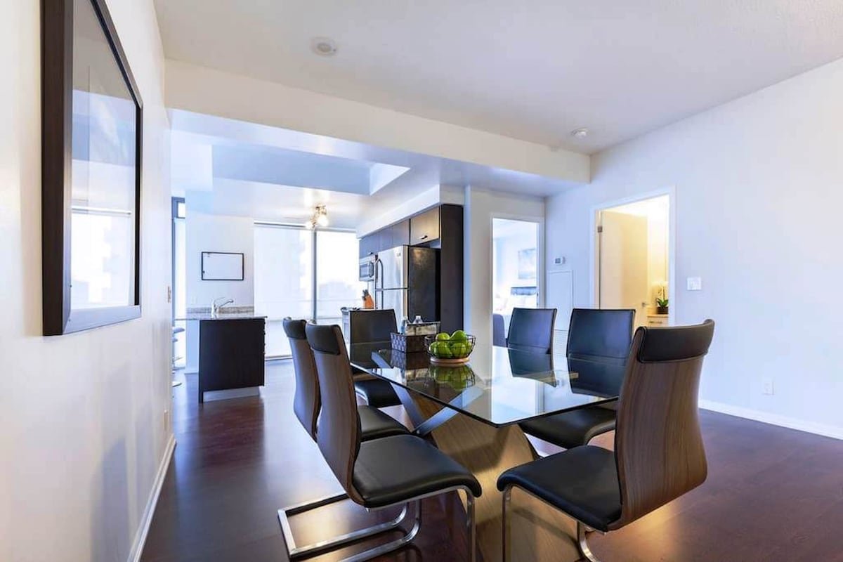 Gigantic 2 Bedroom 2 Bath w Terrace & FREE Parking gallery image 2