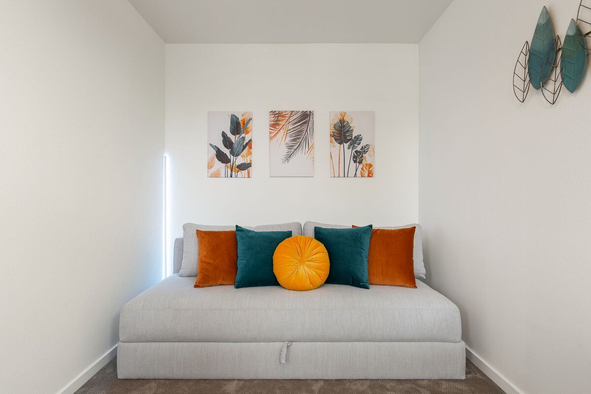 Luxe 3Bdr Home | Parking | Roof Oasis | City Views gallery image 3