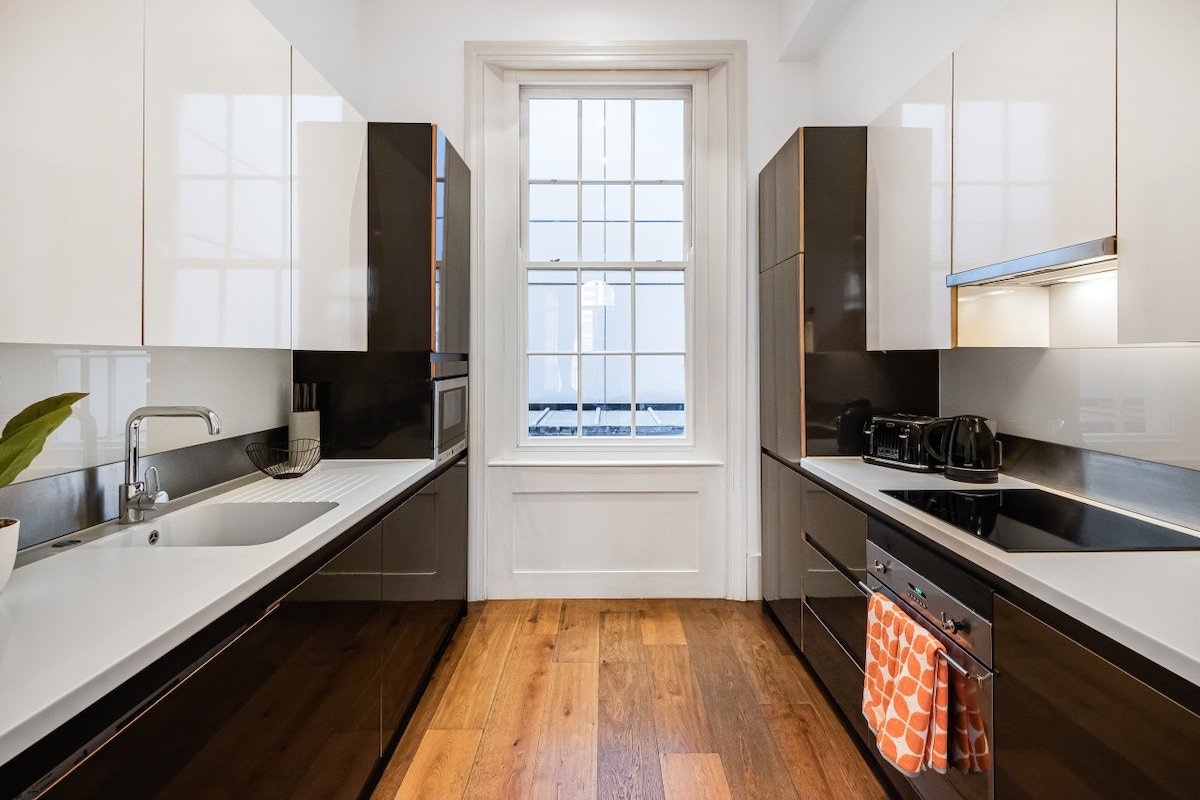 Mayfair Gem: Elegant Two Bedroom Hideaway gallery image 3