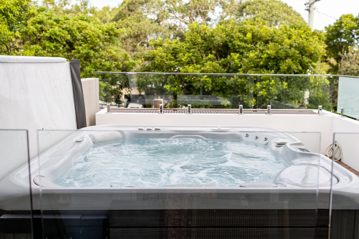 Walking distance to beach….Sunshine Beach Gem