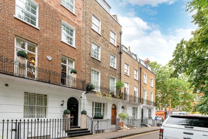 Knightsbridge Charming Duplex Two Bedroom Flat gallery image 3