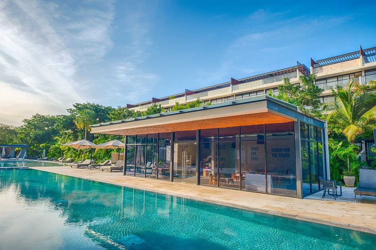 Stunning 4BR Luxury Retreat w Private Rooftop Pool