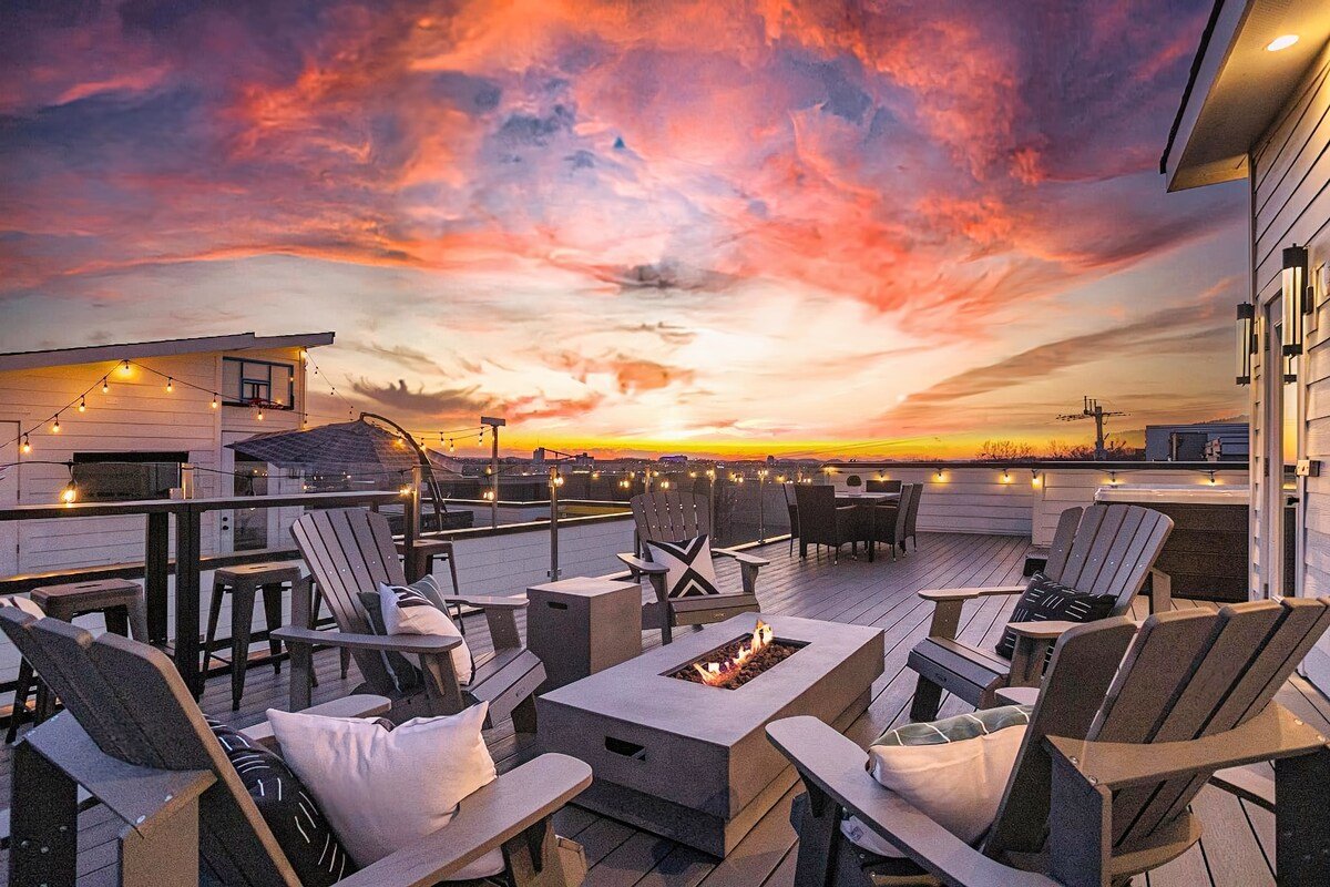 Perfect for Large Groups: 2 Homes with City Views gallery image 4