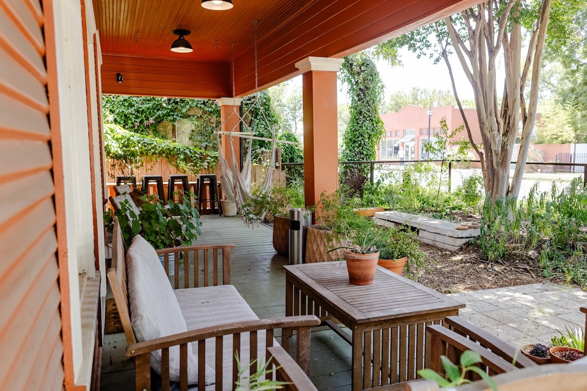 Spacious Home | Walk to Rainey, 6th St & Downtown gallery image 3