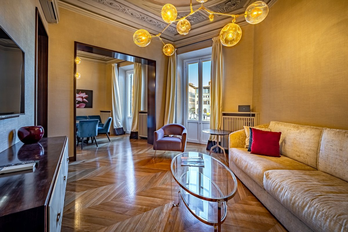 YiD Santa Maria Novella Suites apt with balcony gallery image 2