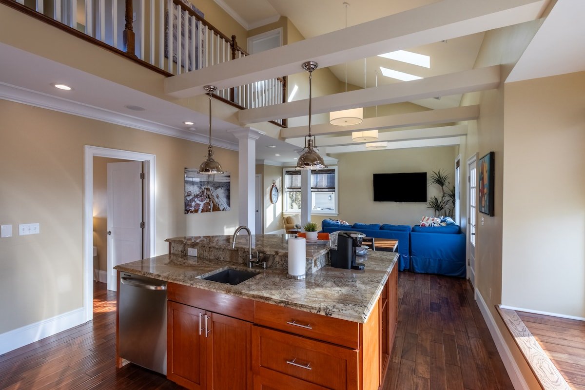 Top Floor Condo with Loft on Desired Thames Street gallery image 3