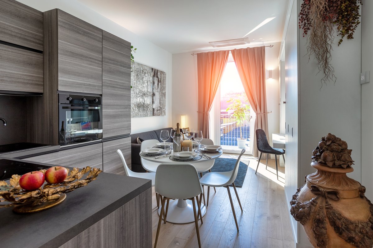 Centrale trilocale, 2 bagni e balconi, Lux, Milano