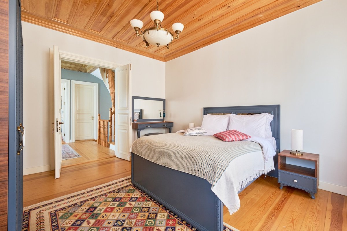 Nostalgic & Comfortable Historical Home! gallery image 5