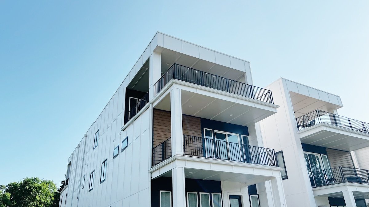 Skyline View | Walk to Broadway! gallery image 2