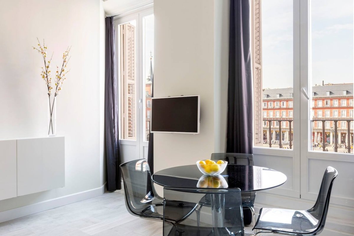 Plaza Mayor Deluxe- 2 bathrooms! gallery image 2