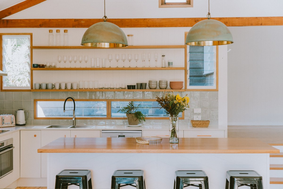 Old 55 Beach House – walk to Wategos beach