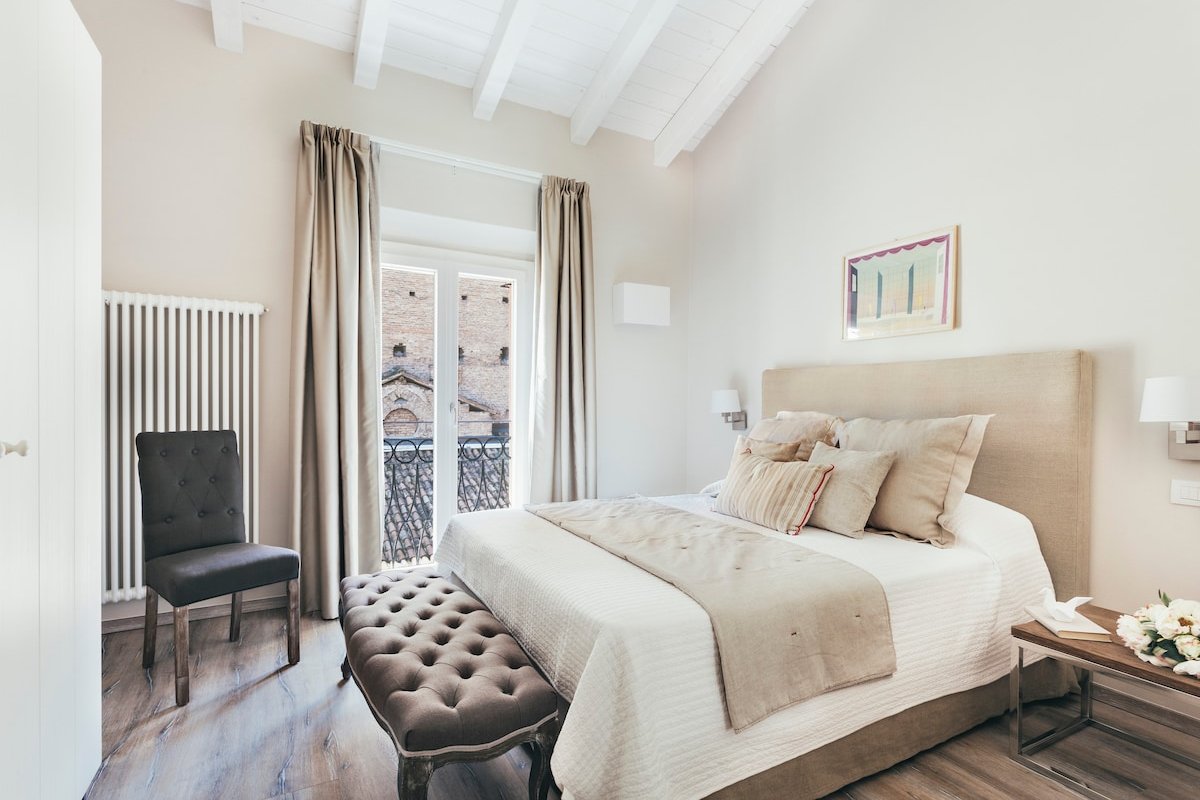 Bright 2 Bedroom apt. facing Servi Church gallery image 3