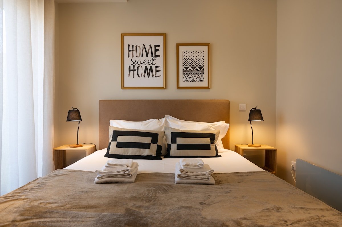 Poveiros Balcony- 2BR Downtown apartment w/AC gallery image 4