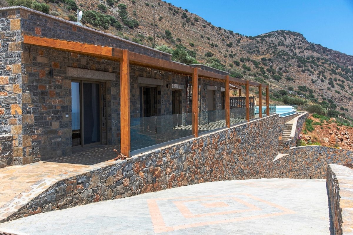 Mountain and Private Beach VILLA EAGLE 2-10 pers. gallery image 5