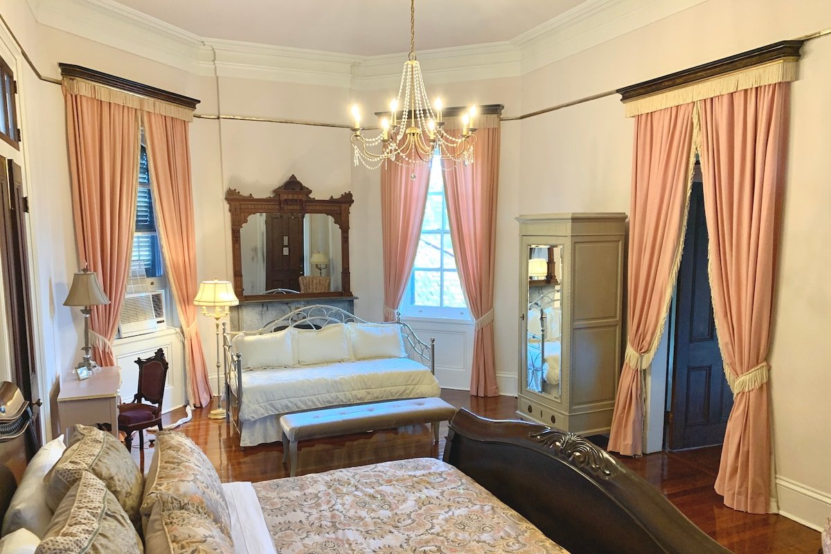 NEW! Private 2-BR Lanaux King Ste w/balcony Fr.Qtr gallery image 3