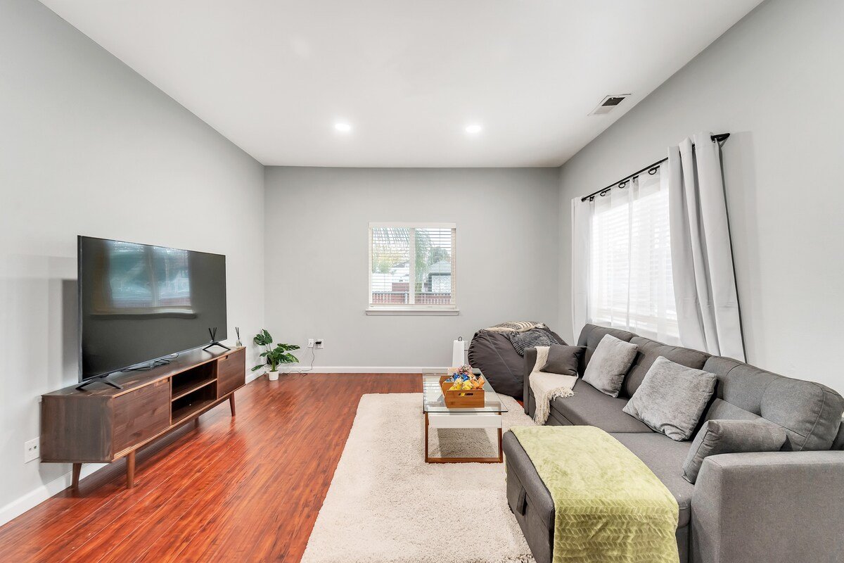 3b2a Haven Downtown SJ, spacious onsite parking gallery image 4