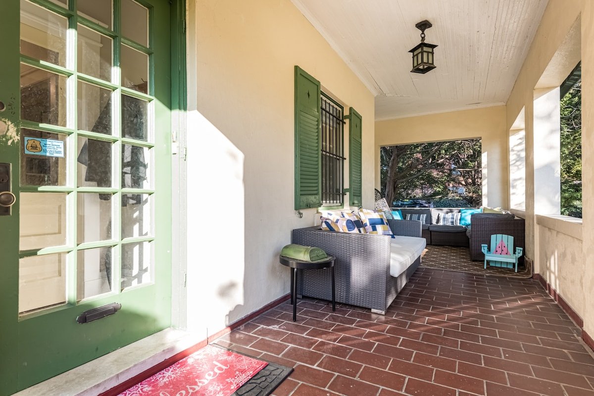 Spacious Historic Family Gem: MinsToMetro & Sites gallery image 3