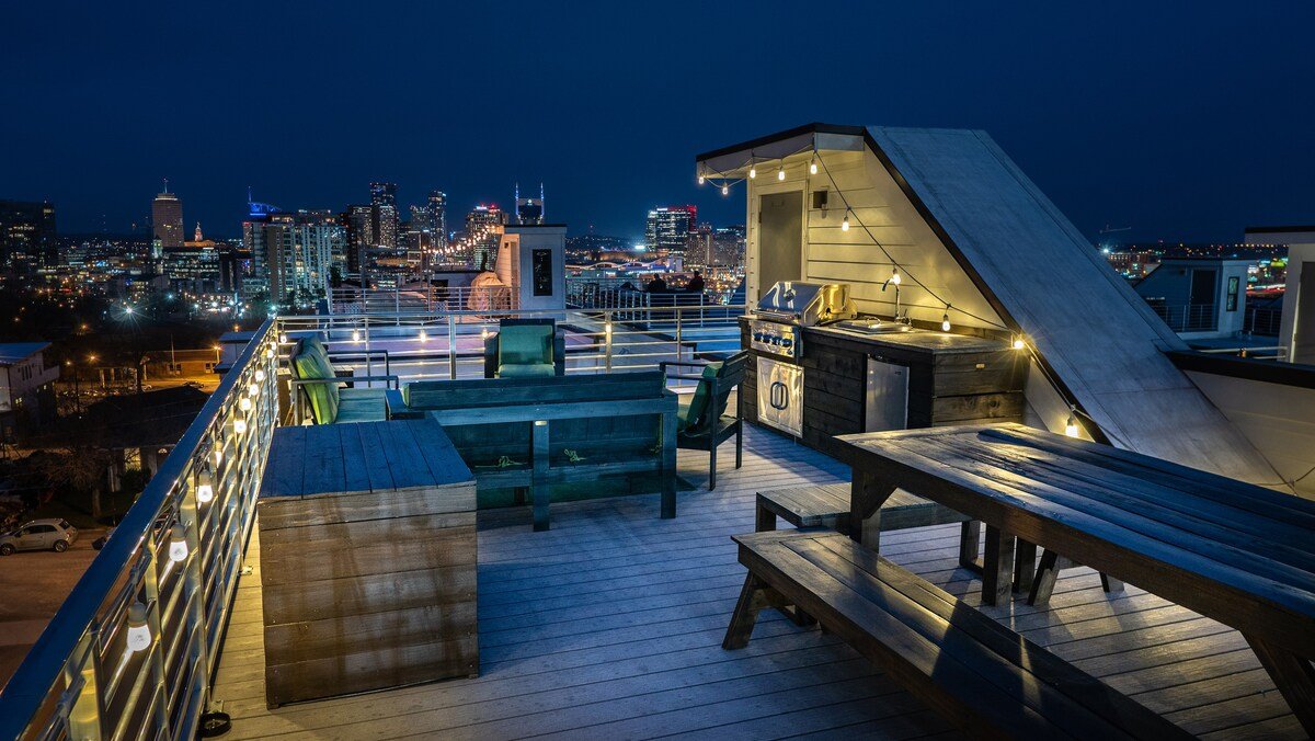 A11 – GULCH 4BR/4BA Bach Haven w/ Killer Rooftop gallery image 2