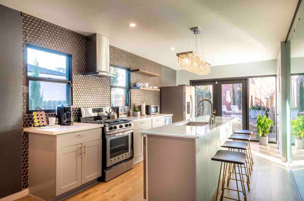 Heated Hot Tub & Pool Oasis In Cozy Home gallery image 4