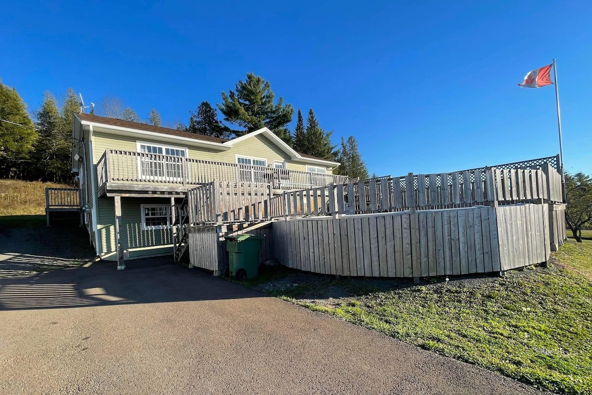 Beautiful 4-Bedroom home with pool. gallery image 4