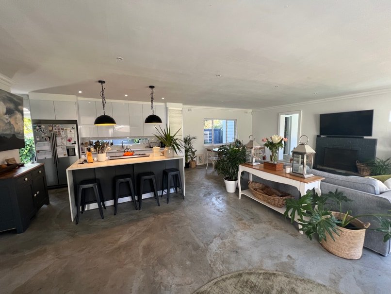 6-Sleeper home with Pool in Tokai, Cape Town. gallery image 4