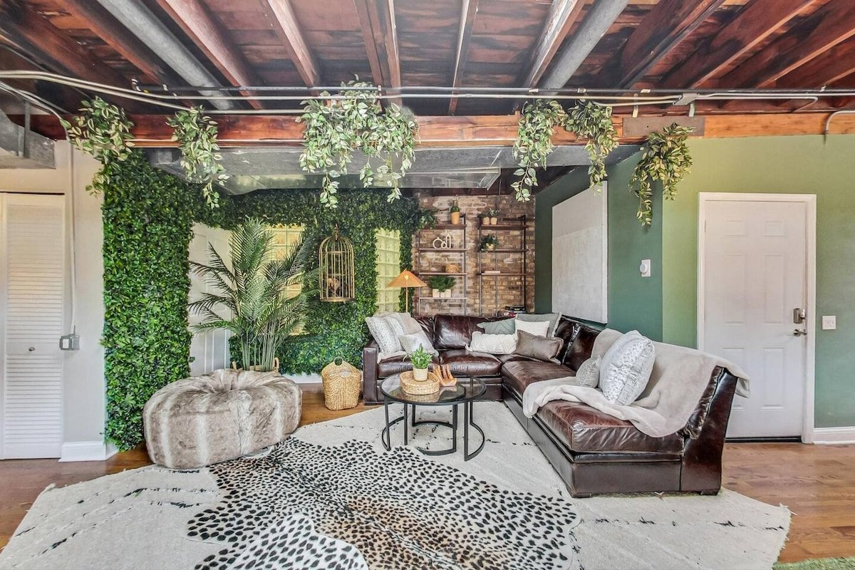 Magical Treehouse Located in HEART of Old Town! gallery image 5