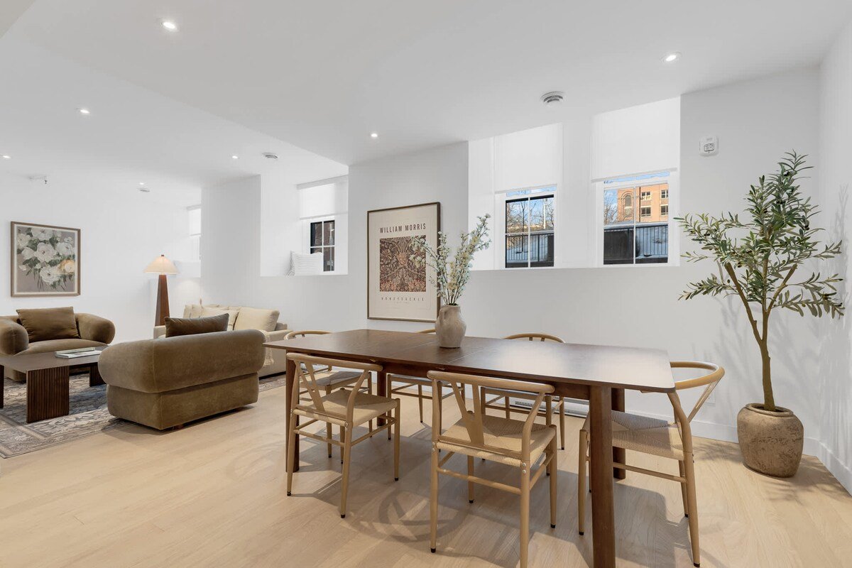 Old Montreal/Downtown 3BDRS-3BA-8Guests gallery image 3