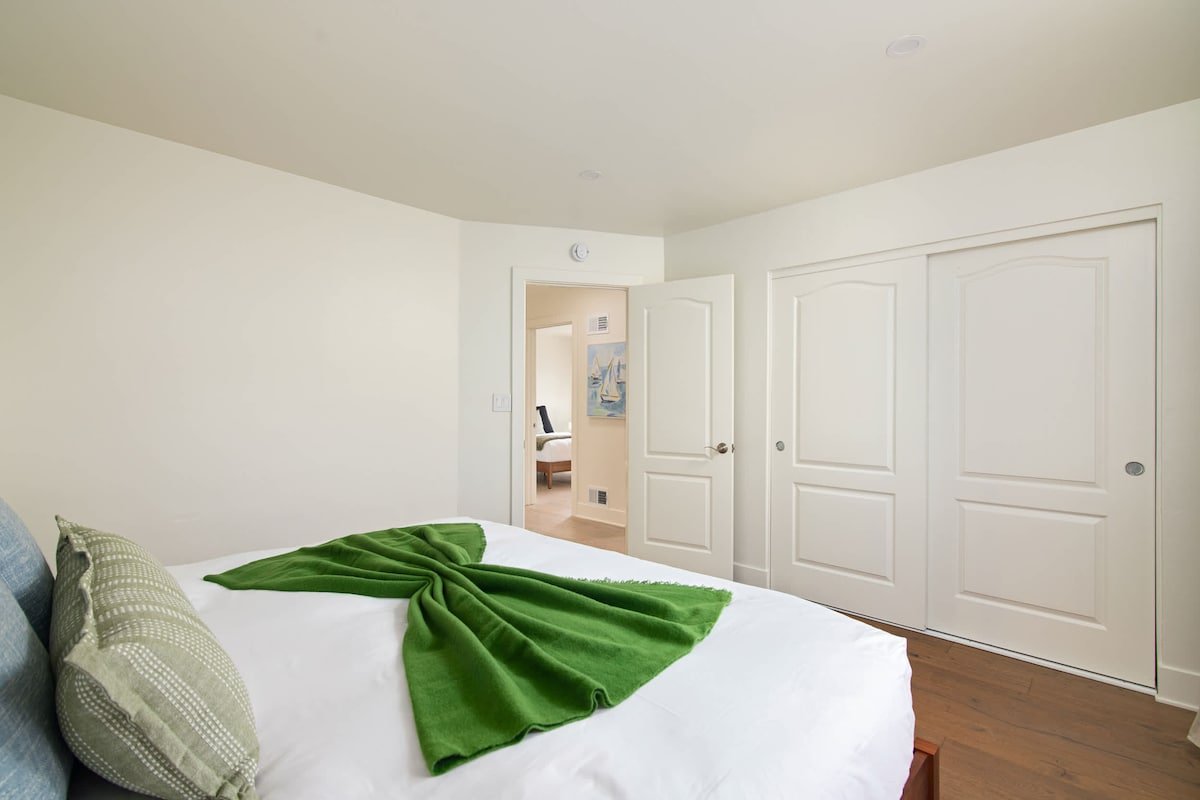 La Jolla Hillside Views and Coastal Comfort gallery image 5