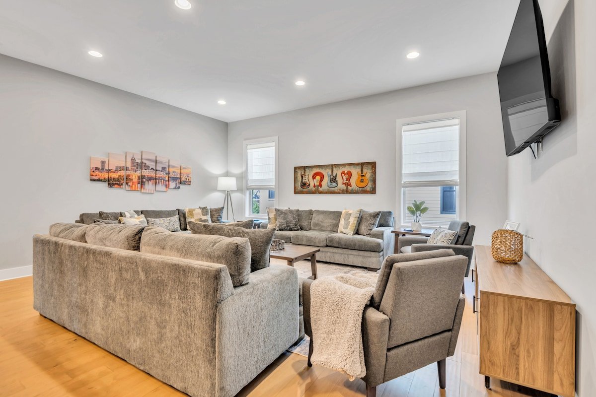 2 Massive Nashville Homes – Stunning Downtown View gallery image 4