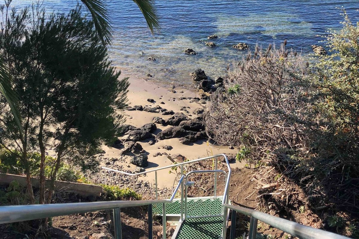 Absolute Waterfront Sandy Bay + Beach + EVcharger gallery image 5