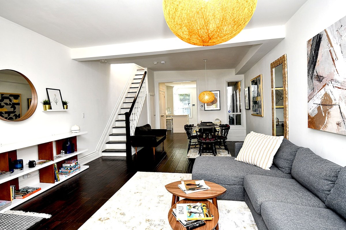 Executive Home Heart of Toronto Restyled w/Parking gallery image 2