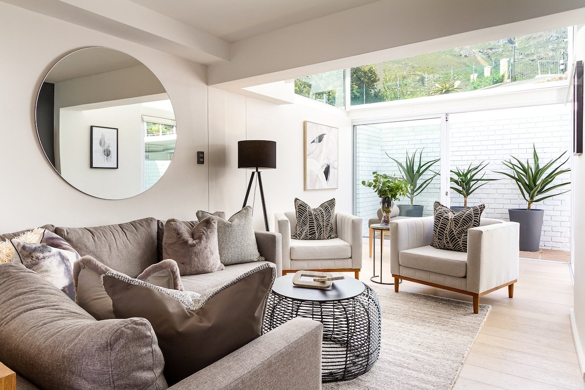 Stylish Home With Ocean & Mountain Views gallery image 4