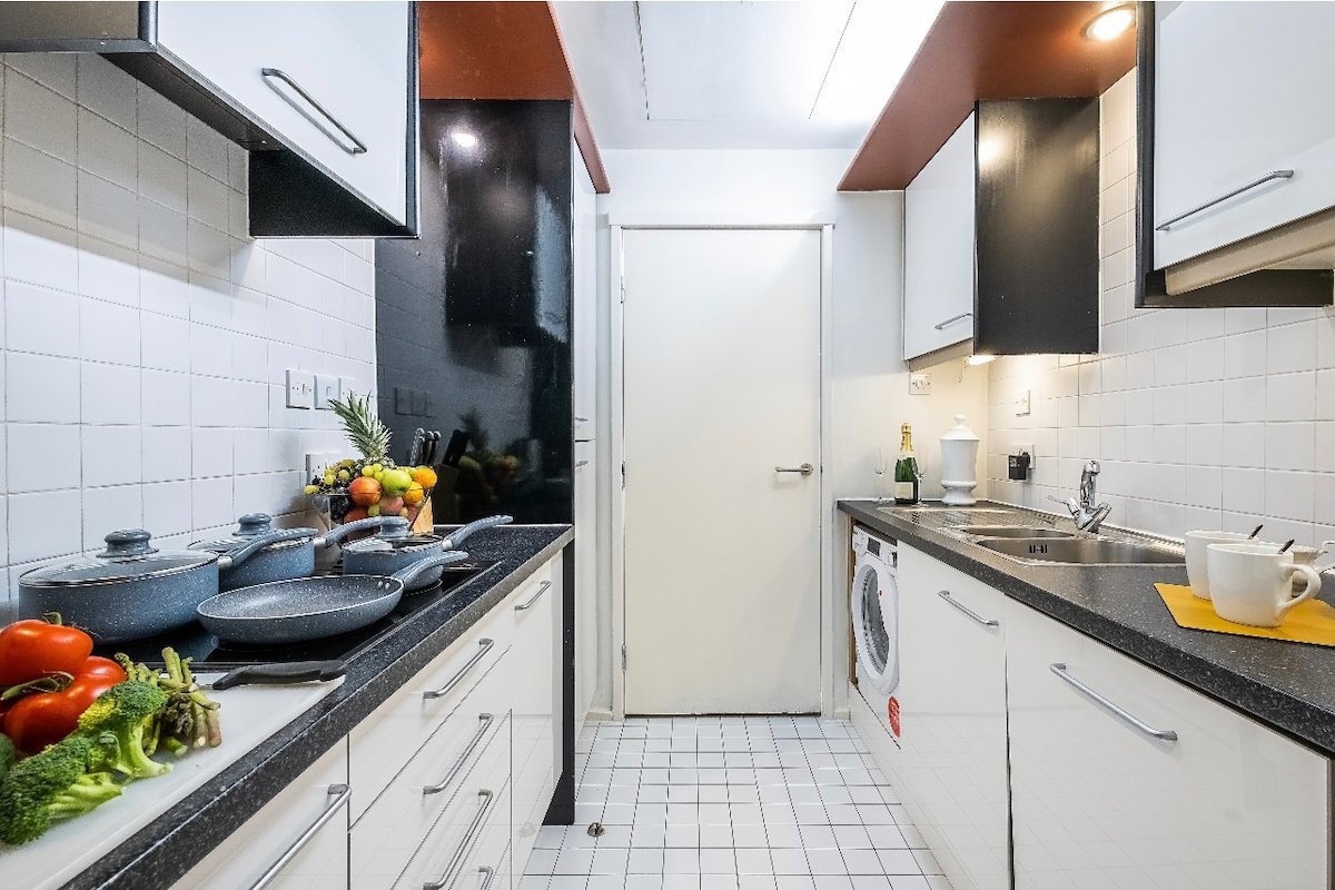 Stylist 2 bed in Gloucester Road/Knightsbridge. gallery image 5