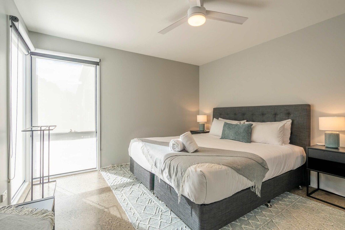 Ultimate Luxury family Home With Spa Pool gallery image 5