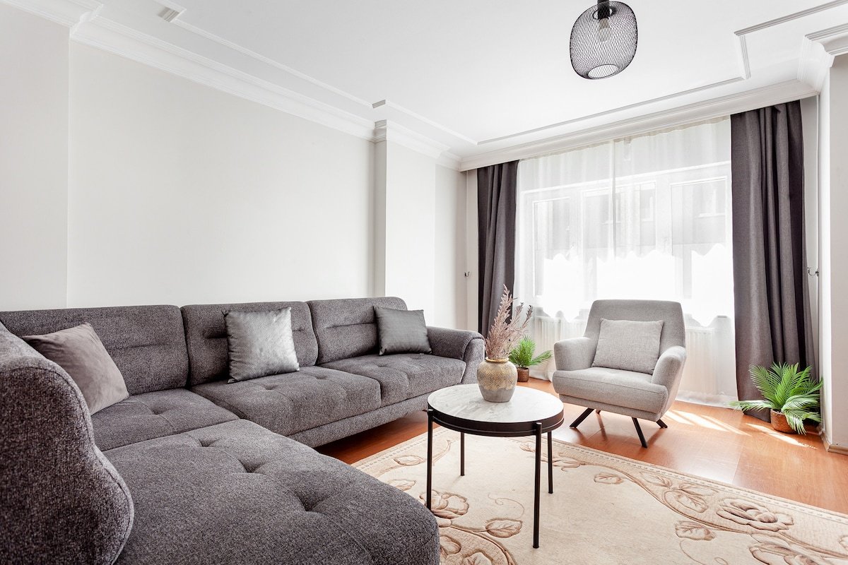 Charming 3-BR. w/Sweet king Beds. Lift &a full AC gallery image 3