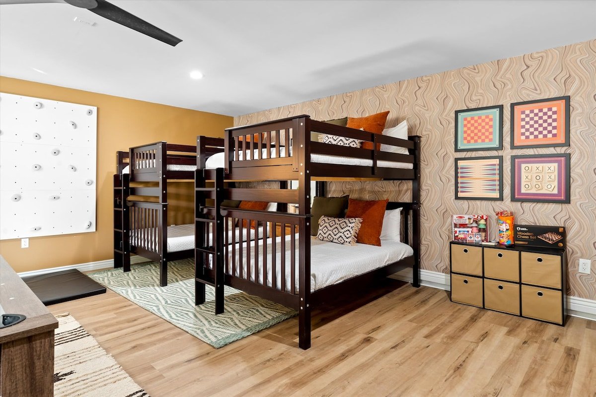 TOP Luxe BnB: 7BR | Pickleball Court | Heated Pool gallery image 5