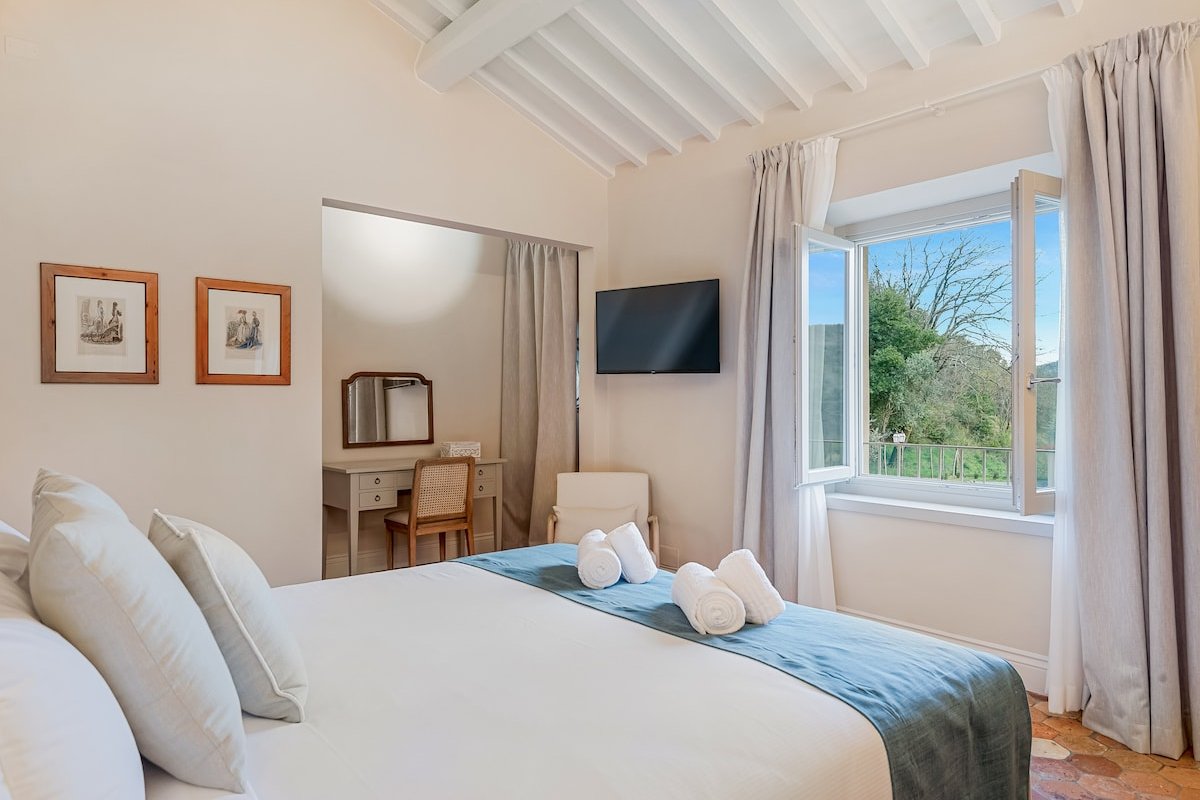 Golden Luxe, Diamond in the Hills + Pool & Jacuzzi gallery image 3