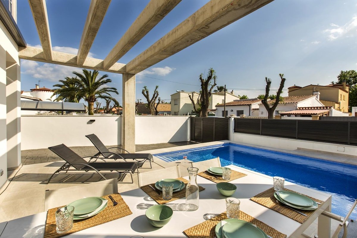 Modern house with 3 bedrooms and swimming pool gallery image 2