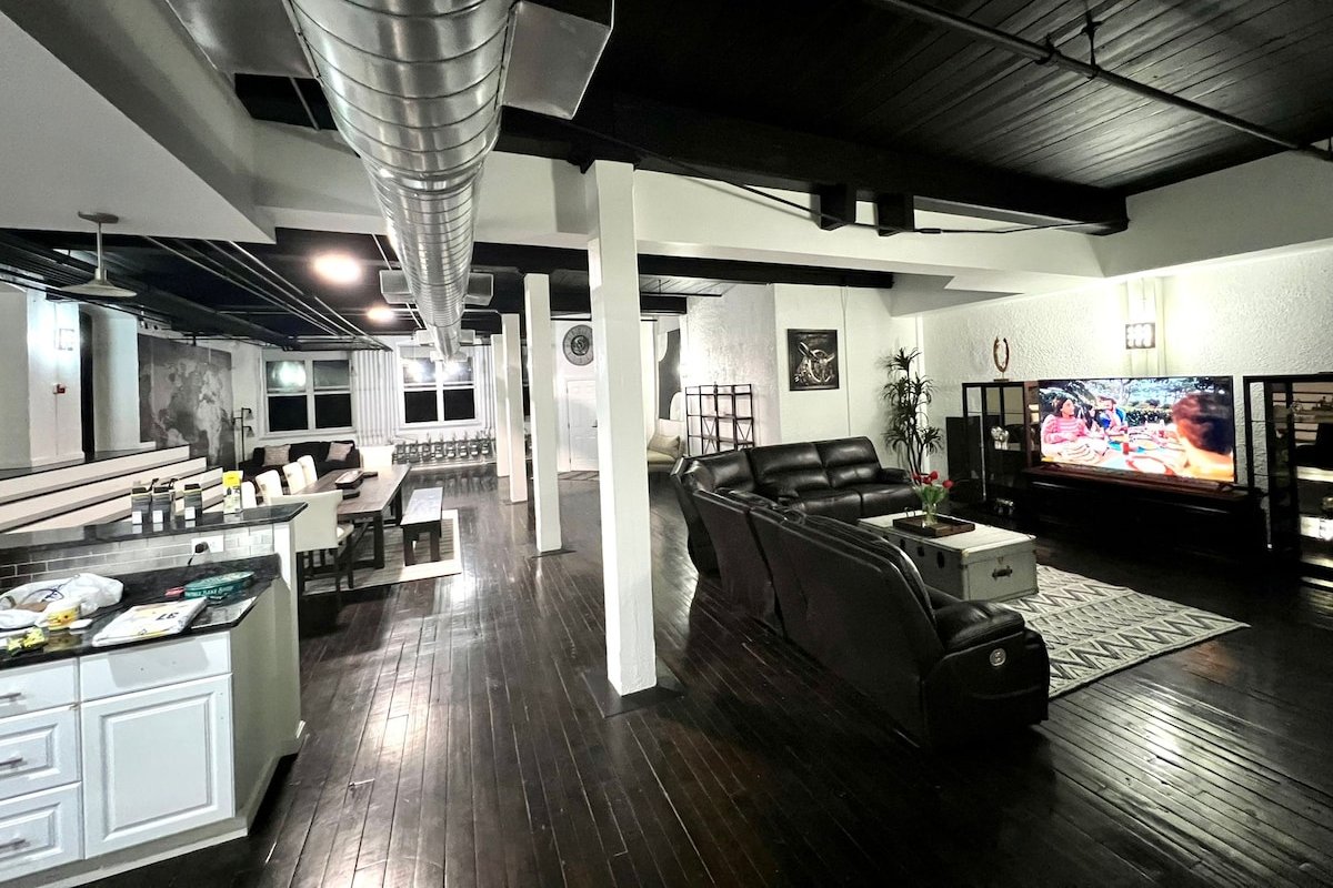 The Sunset Loft at Downtown gallery image 5