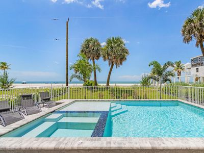 5350 Chasing Sunshine: 5BD/4.5BA Pool Home!