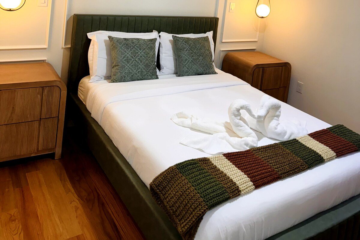 Luxurious 3 Bedroom Duplex, sleeps 8, 2.5 baths gallery image 5