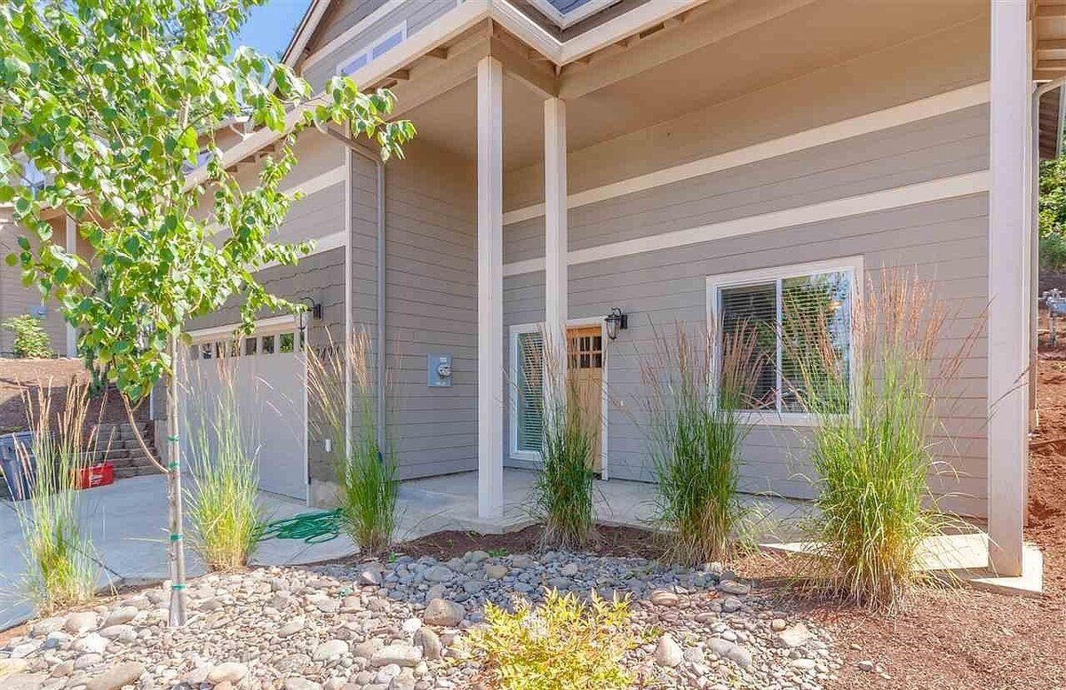 West Hills Getaway – prime location, amazing views gallery image 3