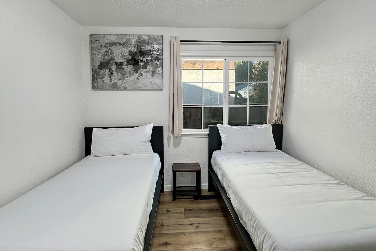 2Homes_3K,2Q,8S,8SB_Slp26_EzFwy_EV_AC_Kit_BBQ_5021 gallery image 4