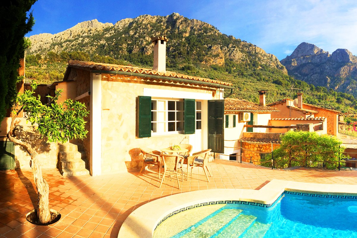 Beautiful house in Fornalutx – large swimming-pool