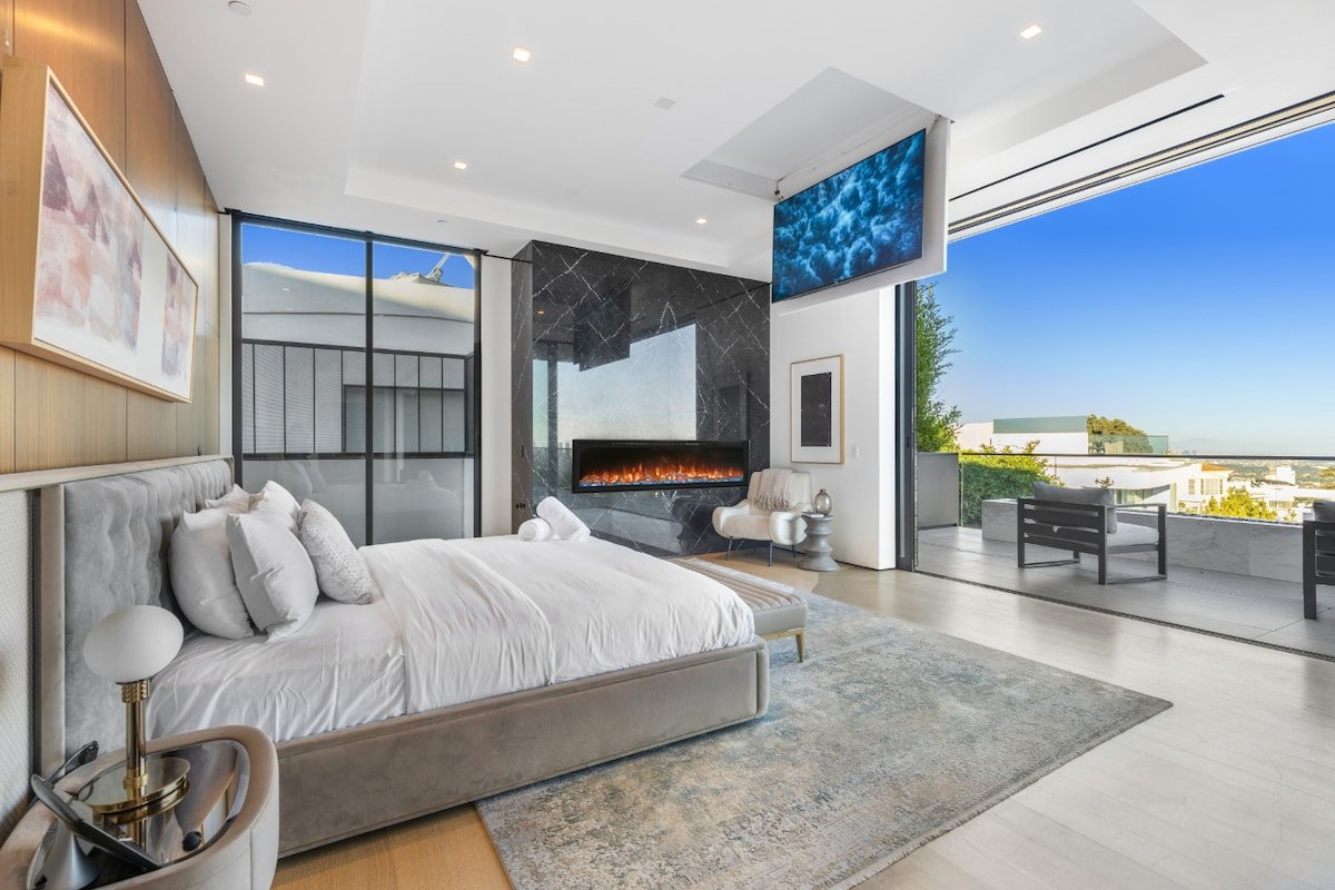 Hollywood Hills Luxe Retreat with Designer Style gallery image 2