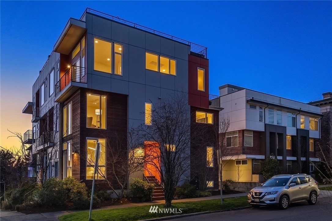 Modern 3BR townhome with stunning views/location gallery image 2